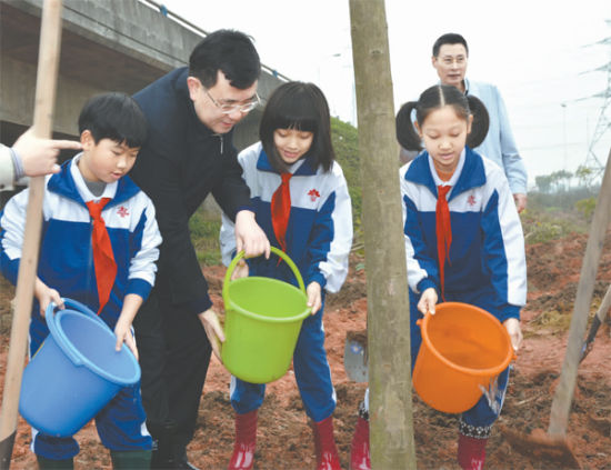昨日，薛晓峰等市四套班子留家领导参加植树