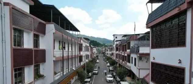 梅州兴宁市黄槐镇统一的外立面打造，美化了镇域环境。图源：南方+