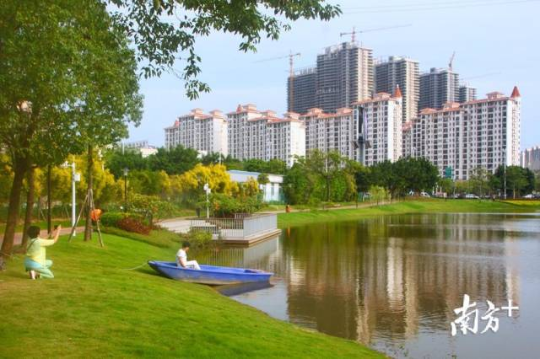 “园在水畔，水在园中”的湿地美景，吸引不少市民驻足留影。
