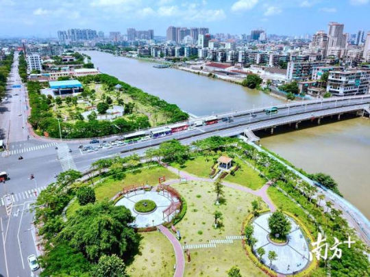 在创文强管中新建成的开放广场，与周边高楼大厦形成鲜明对比。