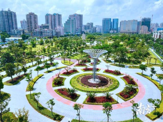 在创文强管中新建成的开放广场，与周边高楼大厦形成鲜明对比。