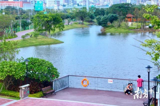 位处汕头“门户”的海湾湿地公园，总面积7.4公顷。