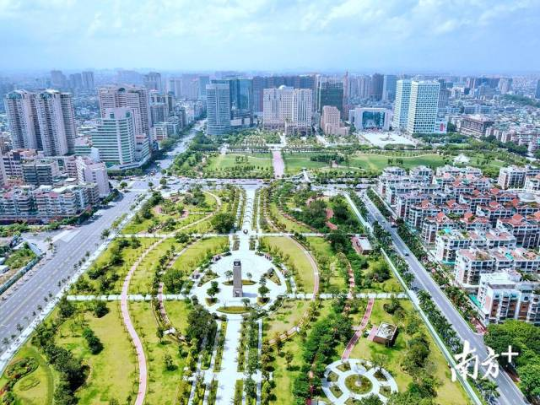 时代广场和开放广场是汕头广场最大的一片“绿洲”。