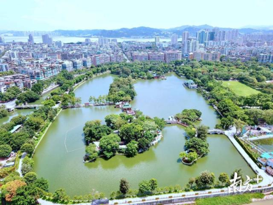 历史悠久的汕头中山公园，为老市区定下了主色调。