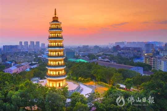 大雾岗森林公园内的宝峰塔，在这里人们可以俯瞰饱览城市美景，感受“塔峰夕照”的壮丽。