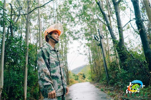 汝湖护林员钟国强。