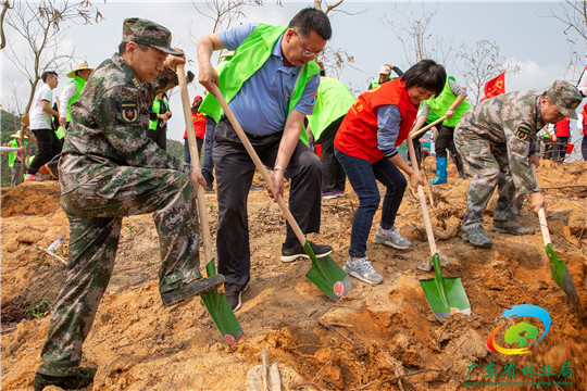 市委书记焦兰生带领参加义务植树.jpg