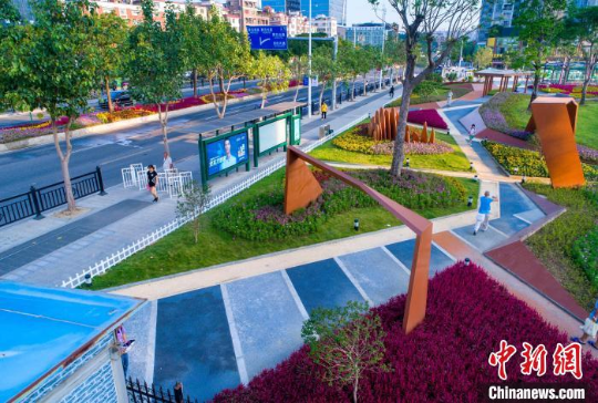 江夏地铁口旁边建起了口袋公园 李程光 摄