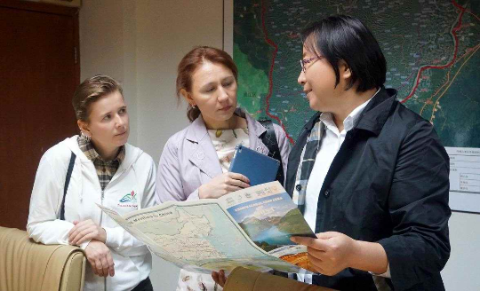 俄罗斯扬甘陶世界地质公园人员在丹霞山学习遗产教育做法.jpg