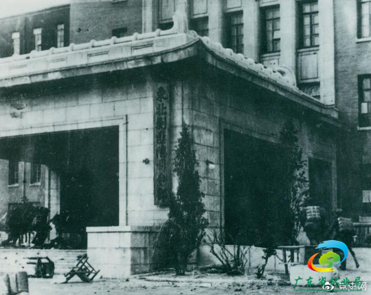 1948年11月2日，沈阳解放。图为人民解放军攻占“东北剿匪总司令部”大楼。