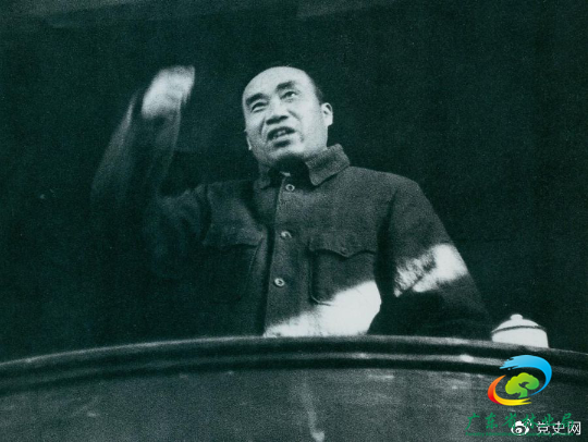 1943年11月，朱德在陕甘宁边区劳动英雄及模范工作者代表大会上讲话。
