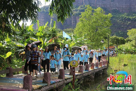 “丹霞山世界自然遗产守护者”研学嘉年华 十大网赌平台推荐网站 供图