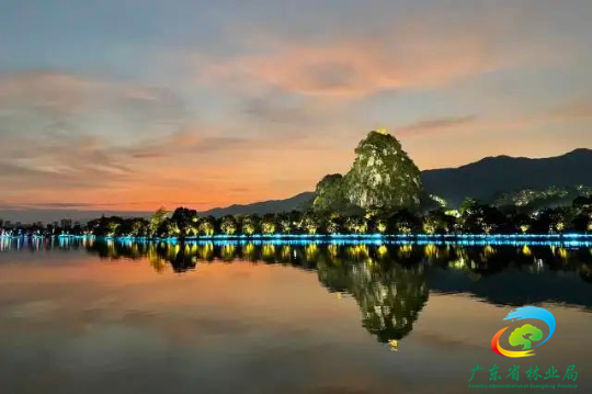 傍晚的星湖,七星岩倒映在星湖上。南方+卢逸轩 摄 图片