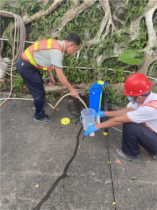 徐益成在防治病虫害。通讯员供图