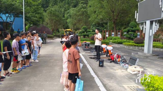 工作人员讲解森林防灭火设备。 工作人员讲解森林防灭火设备。