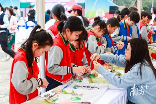 活动现场通过趣味情景演绎、打卡互动等形式，深入开展林业法治宣传教育。