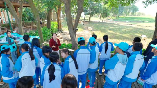 科普研学游活动现场,研学导师正在给学生们讲解丹顶鹤相关知识 科普研学游活动现场,研学导师正在给学生们讲解丹顶鹤相关知识